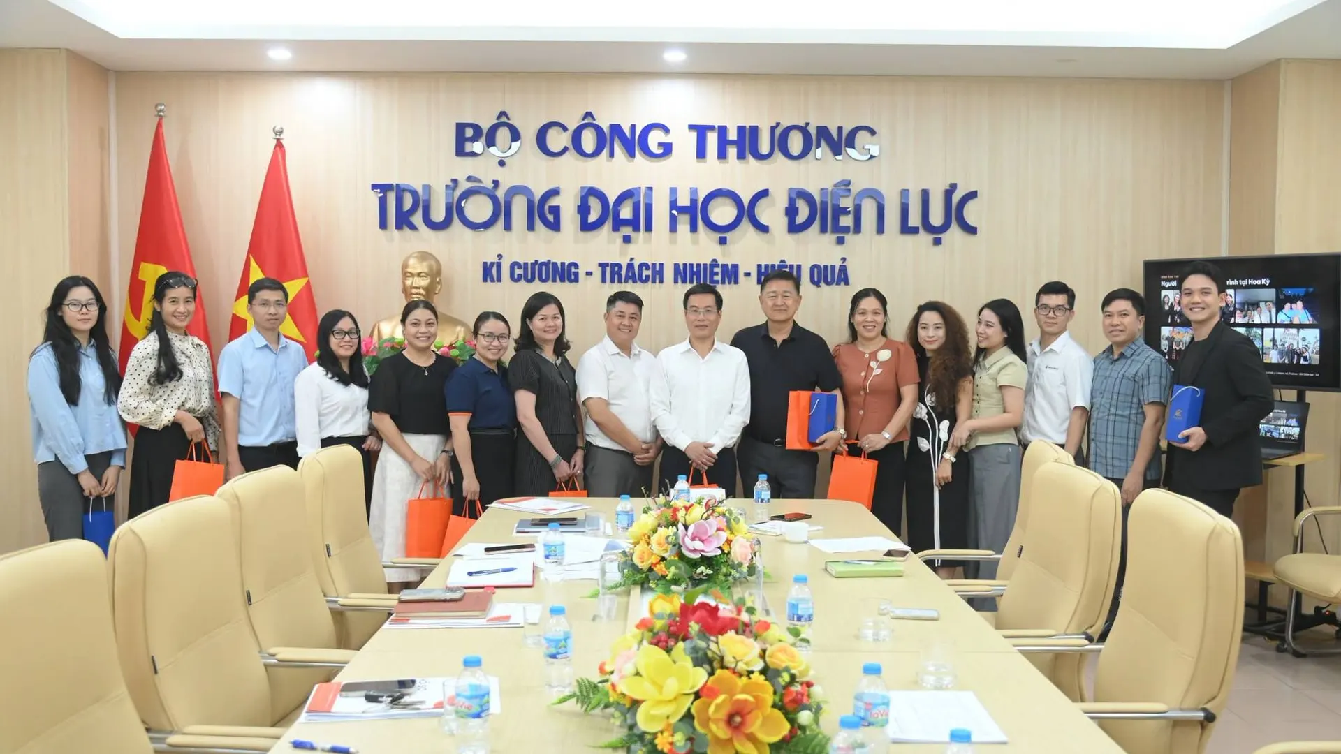 SBB và ICEF làm việc với Trường Đại học Điện lực về chương trình thực tập tại Hoa Kỳ